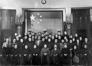 第一届政务院成员合影，前排就座者包括周恩来及董必武、陈云、郭沫若、黄炎培四位副总理