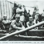 1937年9月,八路军总部政治部副主任邓小平(左四)与朱德(左三,站立拿望远镜者)、任弼时(左二)、罗荣桓(左 一)等从陕西省韩城县芝川镇乘船东渡黄河,进入山西抗日前线。 罗东进 摄