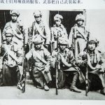 神头岭战斗结束后战士们用缴获的服装、武器把自己武装起来。