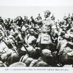 一二九师三八六旅参谋长周希汉(前站立者)在粉碎日军“九路围攻”前进行战斗动员。