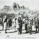 一九四〇年初,朱德、聂荣臻、刘伯承、邓小平在辽县桐峪镇观看部队训练。