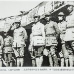 北方局、八路军总部和一二九师等领导同志在检阅部队。举手答礼者为彭德怀副总司令。