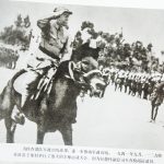 一九四一年九月,一二九师在涉县王堡村举行了盛大的全师运动大会。图为彭德怀副总司令在检阅部队。