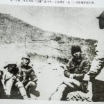 在一九四二年五月反“扫荡”战斗中,左权将军(右二)在听取汇报。