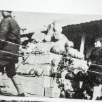 一二九师政委邓小平与参谋长参观展览